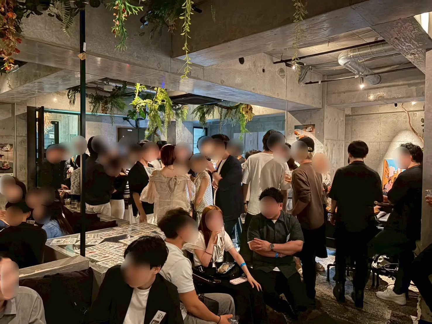 会場内で着席と立食を楽しむ参加者